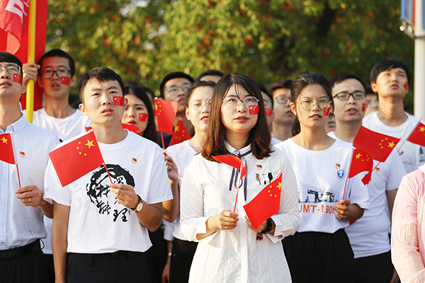 学校举行"同升国旗,同唱国歌"庆祝新中国成立70周年