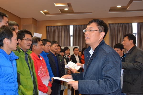 校党委副书记、中国大学生体育协会定向分会副主席曹德欣为获得先进单位的代表颁奖