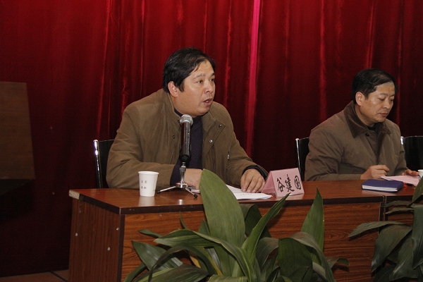 学生工作处副处长谷建国主持大会化工学院党委副书记张文军代表先进