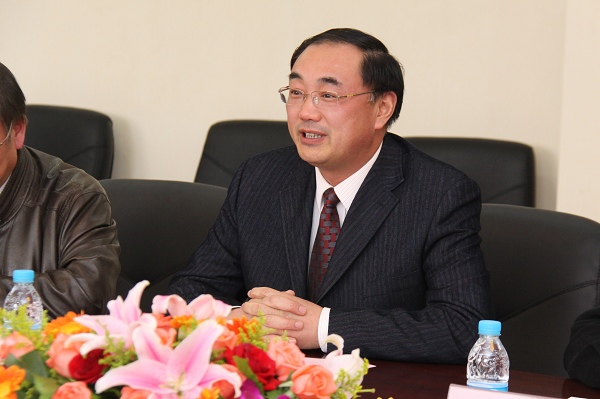 葛世荣校长讲话王明南总经理发表聘任感言葛世荣校长为王明南总经理